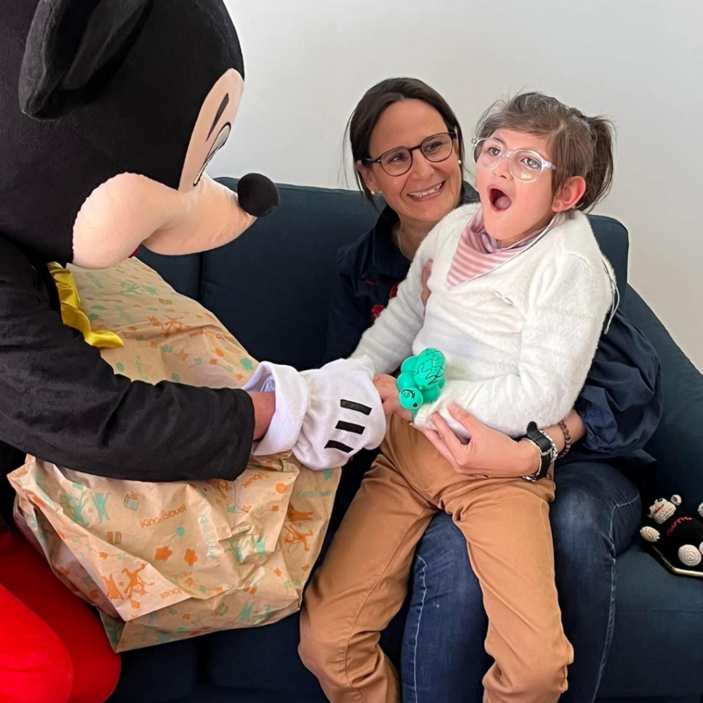 Rose et sa maman rencontrant Mickey, un moment de bonheur et d'évasion pour la petite Rose, malgré la maladie de Rose.